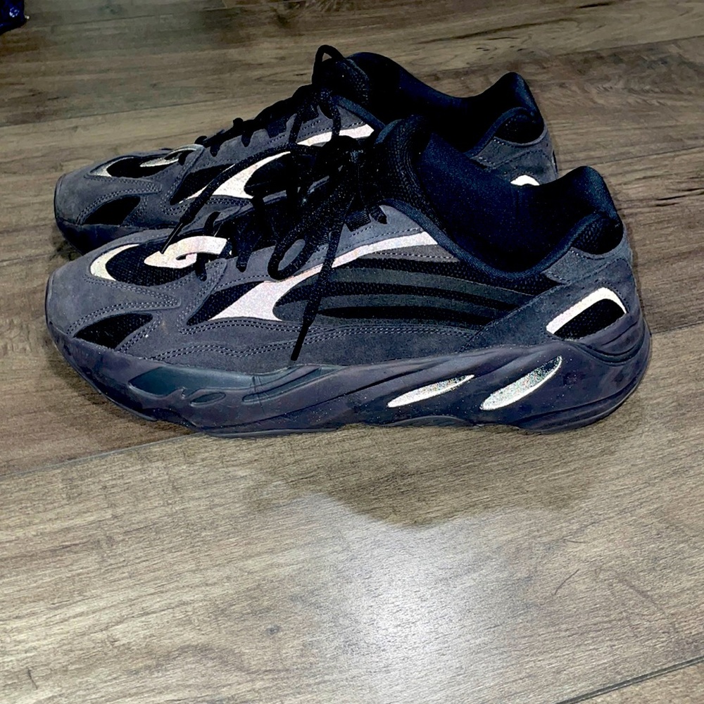 Adidas yeezy 700 vanta black